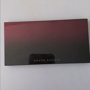 Kevin Aucoin Matte to glow highlighter